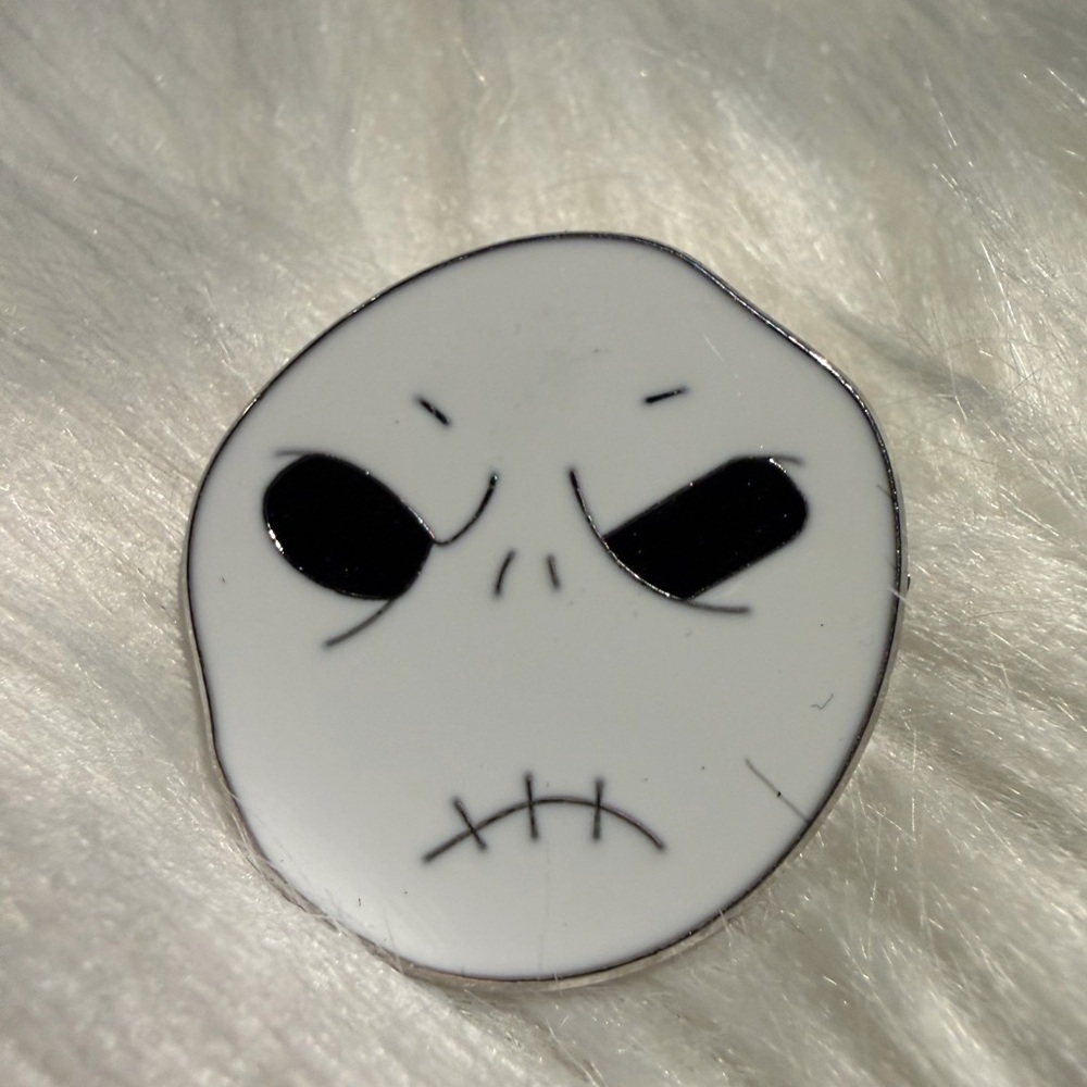 💙3/$20 DISNEY White and Black Skull trading Pin